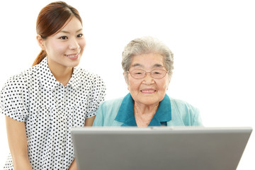 パソコンを学ぶ高齢者