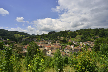 Fototapeta na wymiar Plongée sur Le village d'Olliergues (63880), département du Puy de Dôme en région Auvergne-Rhône-Alpes, France 
