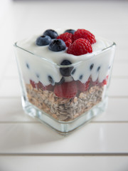 Geschichtetes Müsli mit Beeren im Glas