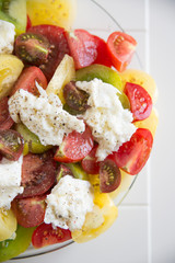 Bunter Tomatensalat mit Mozzarella