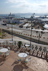 Terrasse avec tables rondes