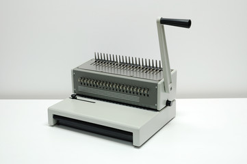 Single manual binding machine.