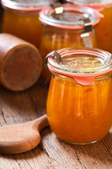 Gläser mir selbstgeamchter Melonenkonfitüre