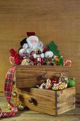 Alte Weihnachtsdekoration mit Santa auf Holz Hintergrund