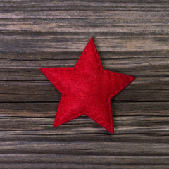 Weihnachten: Ein roter Stern auf Holz