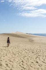 Fototapeta na wymiar Femme sur la Dune du Pyla