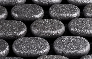 Mokre kamienie bazaltowe