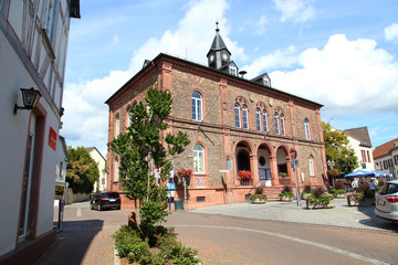 Fototapeta na wymiar Geisenheim, das Rathaus (Sommer 2014)
