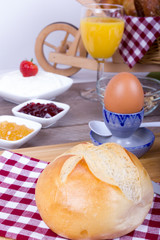 Gesundes Frühstück mit Brötchen und Quark