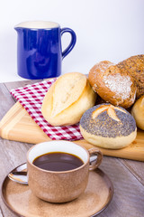 Kaffee mit Milch und vielen Brötchen