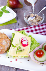 Müsli Frühstück mir belegten Brötchen