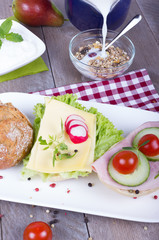 Müsli und belegte Brötchen