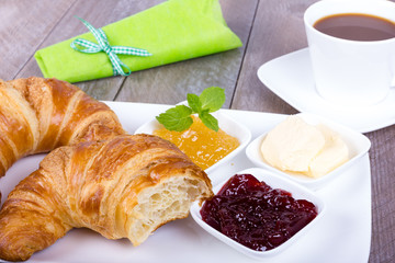 Croissant Frühstück mit Kaffee