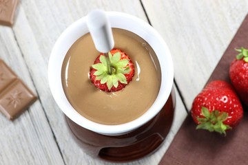 Schokoladenfondue mit Erdbeeren