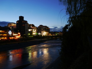 Fototapeta na wymiar 京都　夕闇迫る鴨川の景色