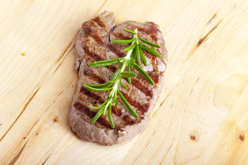 Steak mit Rosmarin auf Holz