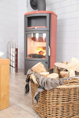 neuer roter Kamin im Hochformat