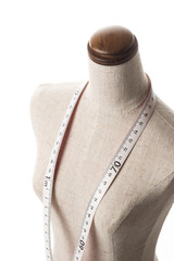 メジャーを巻いたトルソーのアップ