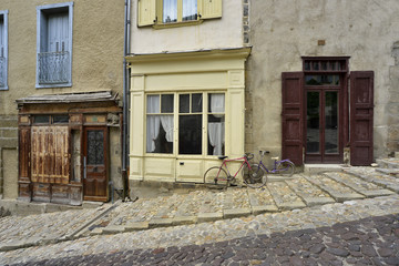 Fototapeta na wymiar Ruelle sur façade du Puy-en-Velay (43000) rue des tables, département de la Haute-Loire en région Auvergne-Rhône-Alpes, France