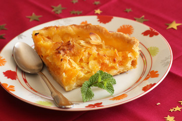 part de tarte au abricots et amandes