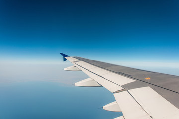 Obraz premium Airplane wing out of window