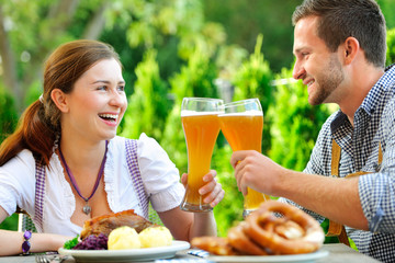 Glückliches Paar im Biergarten in Bayern