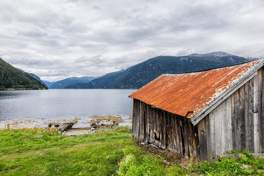 Ein Bootsschuppen am Storfjord in Norwegen.