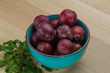 Plums in the bowl