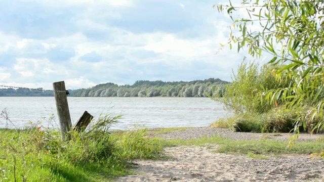 Naturlandschaft und Schiffsverkehr