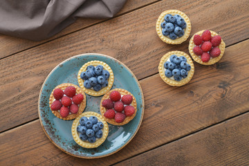 Tart with fresh raspberries and blueberries