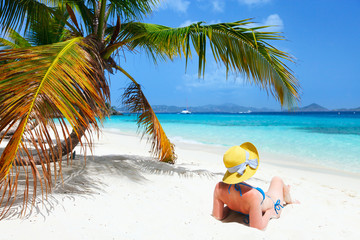 Fototapeta na wymiar Young woman relaxing at beach