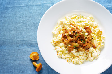 scrambled eggs with fried chanterelles