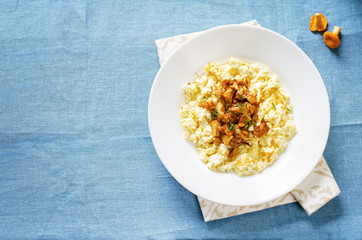 scrambled eggs with fried chanterelles