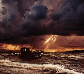 Photo sur Plexiglas Orage Bateau de pêche dans une mer agitée