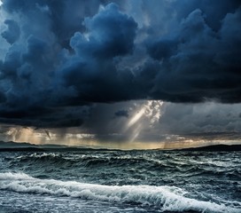 Obrazy  Ulewny deszcz nad burzliwym oceanem