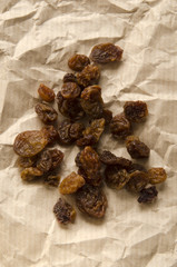dried raisins on brown kitchen paper
