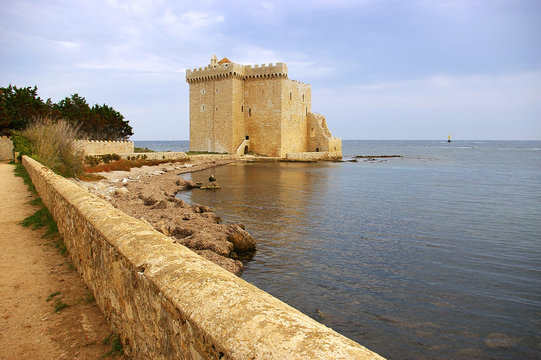Cote d'Azur: monastere fortifie de l'abbaye sur l'ile Saint-Hono