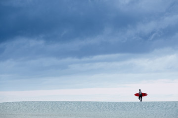 Surfeur planche rouge