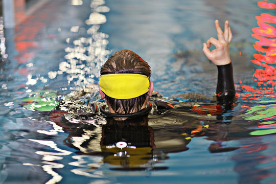 coach diving in the water, training, command