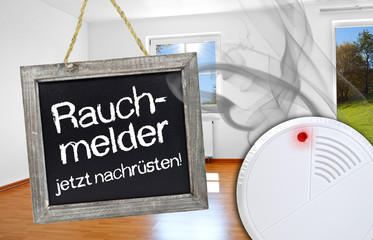 Kreidetafel mit Rauchmelder und Rauch