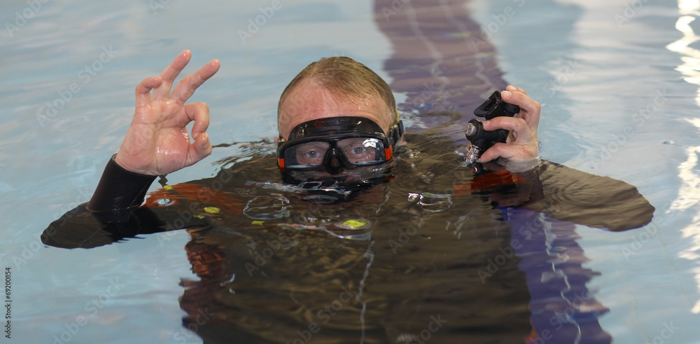 Sticker man teaches diving in the pool, swim coach