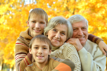 Fototapeta premium Friendly family in park