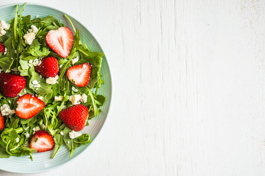 Salad with arugula,strawberries and cheese