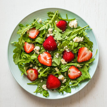 Salad with arugula,strawberries and cheese