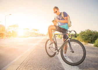 Naklejka premium Man on bicycle at sunset