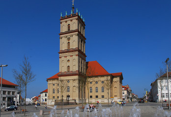 Fototapeta na wymiar Marktplatz an der Neustrelitzer Stadtkirche