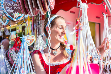 Frau kauft Lebkuchenherz beim Oktoberfest