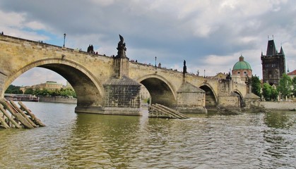 Fototapeta na wymiar Prag, Moldau mit Karlsbrücke