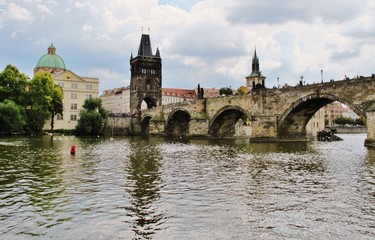 Fototapeta na wymiar Prag, Moldau mit Karlsbrücke