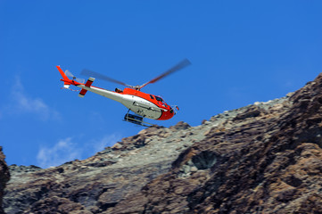 Fototapeta na wymiar Elicottero da turismo in montagna